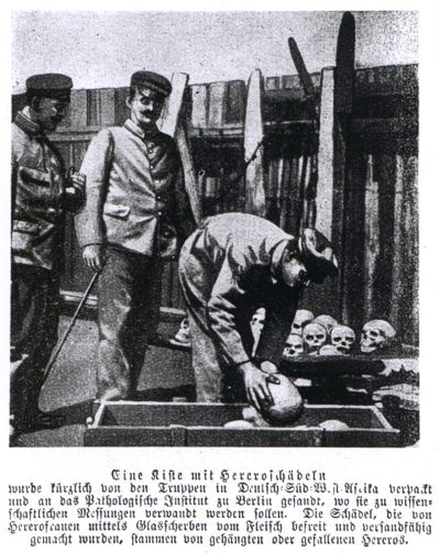 Soldaten verpacken Schädel von Herero
